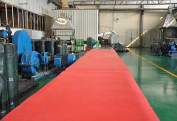 通過濕法制膠工藝的最后一道流程——硫化，將生攪拌硫化成最終的耐磨橡膠成品